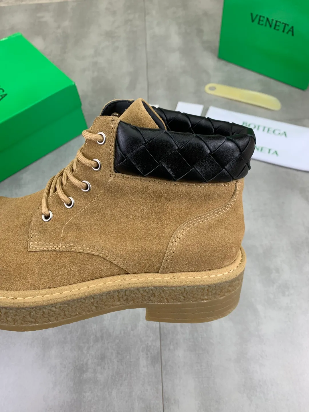 Men's men's shoes 💰P740 New model 💰 Top quality (beef tendon outsole series) 💎💎💎 BOTTEGA VENETA official website synchronizes the latest model, top version of the market's highest version of BV business leather shoes, accept material comparison, shoe type comparison, process comparison, practical and texture, versatile, suitable for any occasion, the more you look at it, the more flavorful it becomes. Pure hand-woven craftsmanship - upper material, imported original hand-woven calfskin - high-quality water-dyed sheepskin lining - original private model customized beef tendon outsole -Size: female 35-39 (34 40 customized) male 39-44 (38 45 customized) Comes with original BV green box, complete packaging.